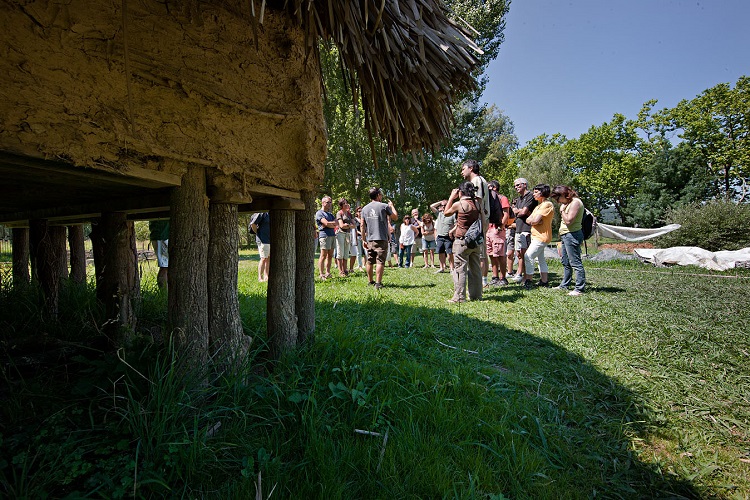 Visita al Parc Neolític de la Draga