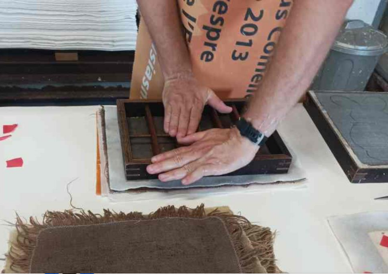 Activitat familiar - Viu l'experiència del paper artesanal