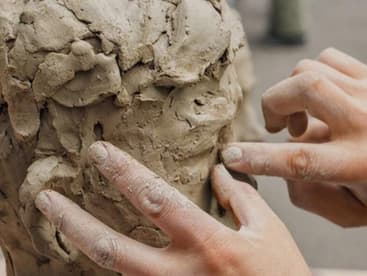 Taller de modelat en fang i ruta escultòrica al Bosc